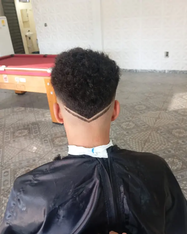 Cabelo cacheado com desenho em V na nuca