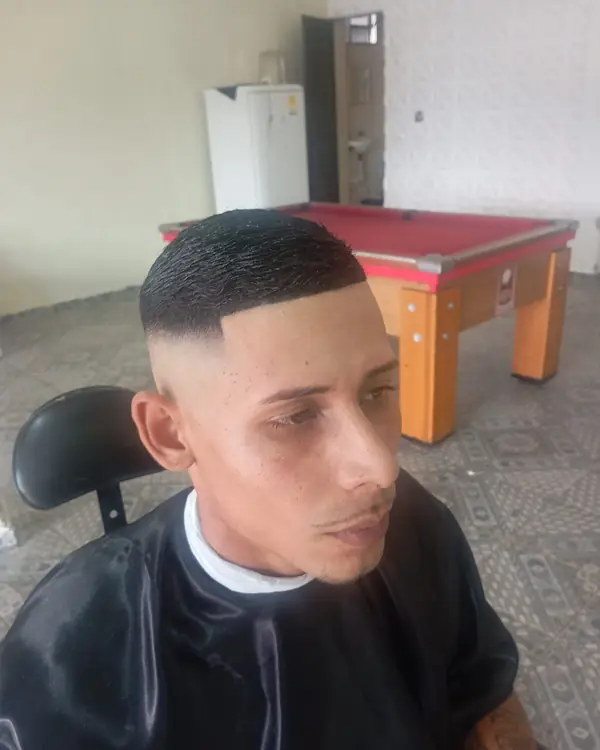 Corte social com degradê baixo, vista de frente